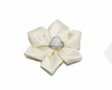                       Szatén rózsa strasszkővel Kitűzők, Brossok