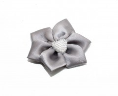                       Szatén rózsa strasszkővel Kitűzők, Brossok